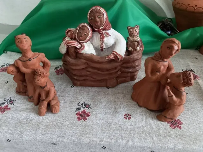 Казачка у плетня