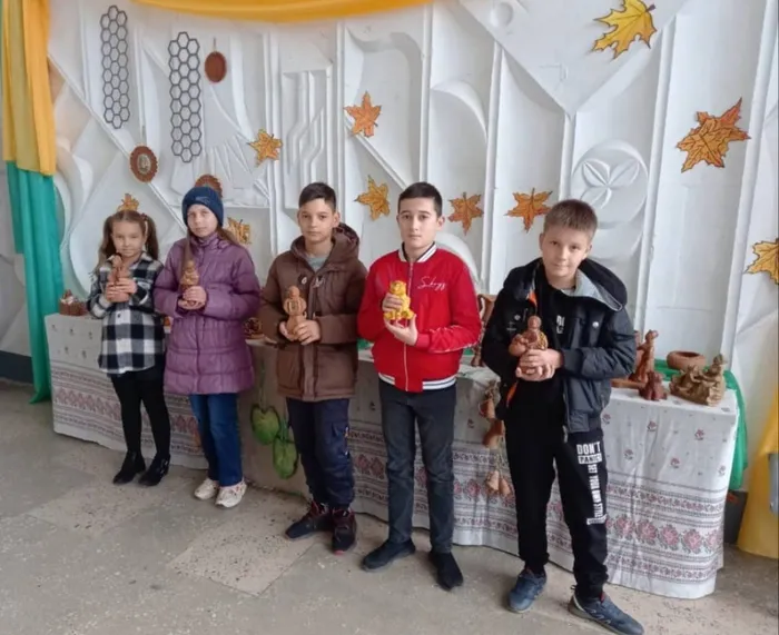 Мальчики со своими работами