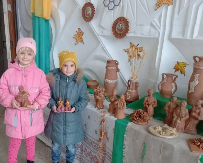 Девочки со своими работами