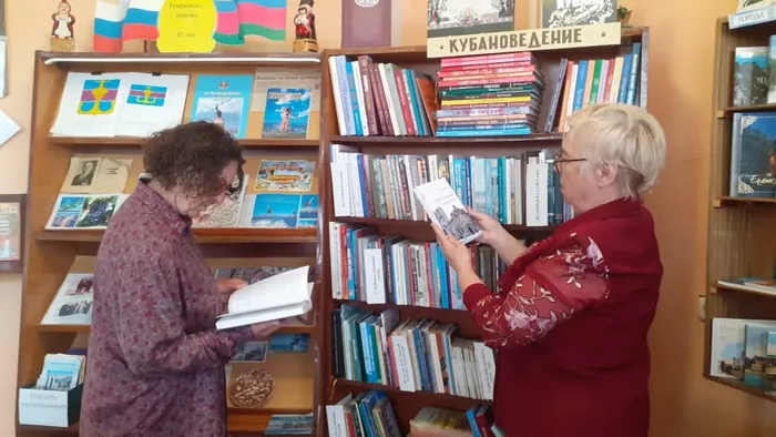 Беседа у книжной полки